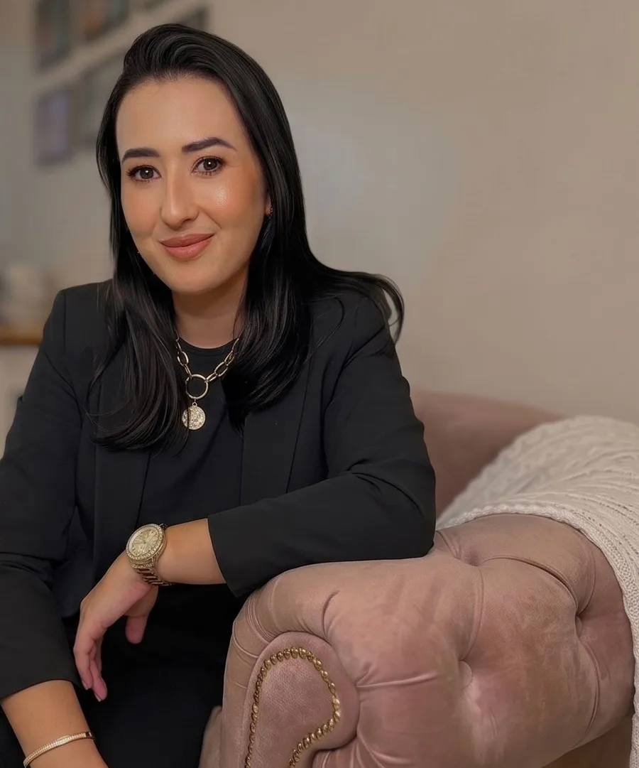 Victória Freitas, massoterapeuta habilitada no Método Renata França em Maringá